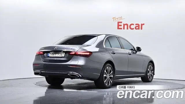Mercedes-Benz E-Class 2021 — Photo 15/20