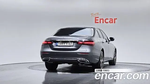 Mercedes-Benz E-Class 2021 — Photo 18/20