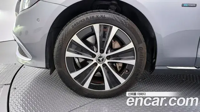 Mercedes-Benz E-Class 2021 — Photo 16/20