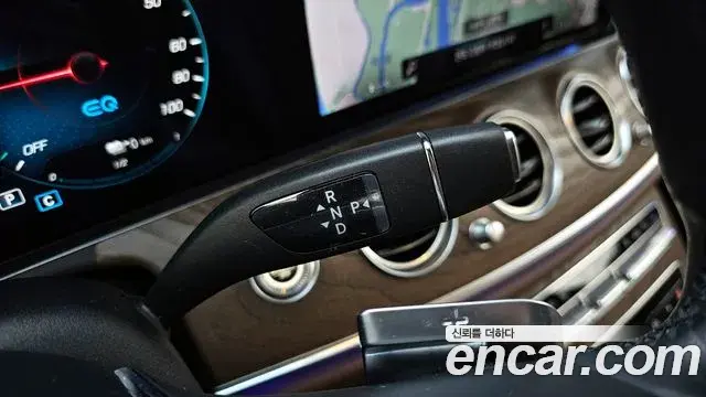 Mercedes-Benz E-Class 2021 — Photo 9/20