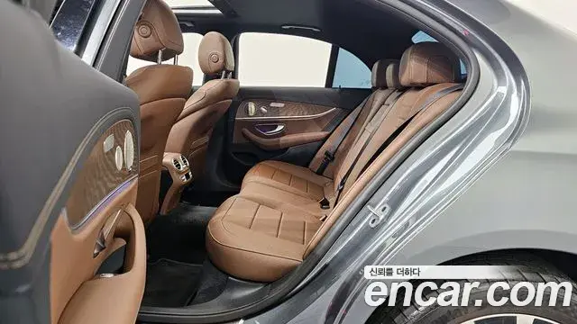 Mercedes-Benz E-Class 2021 — Photo 19/20
