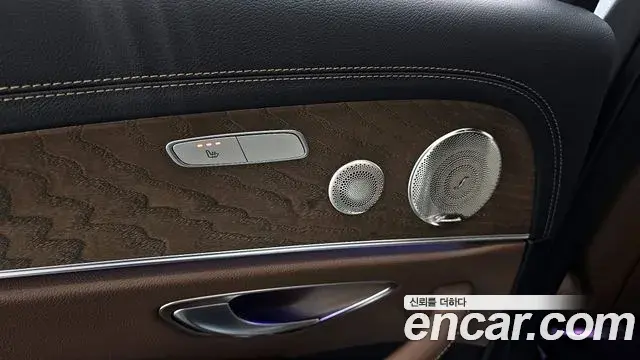Mercedes-Benz E-Class 2021 — Photo 12/20