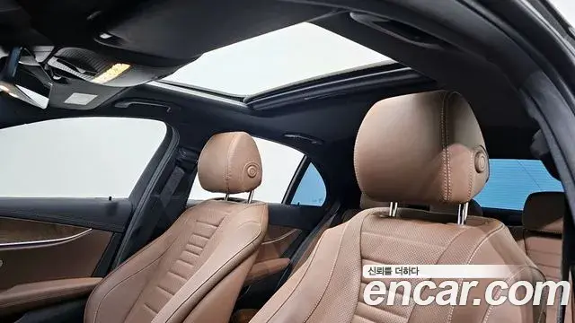 Mercedes-Benz E-Class 2021 — Photo 8/20