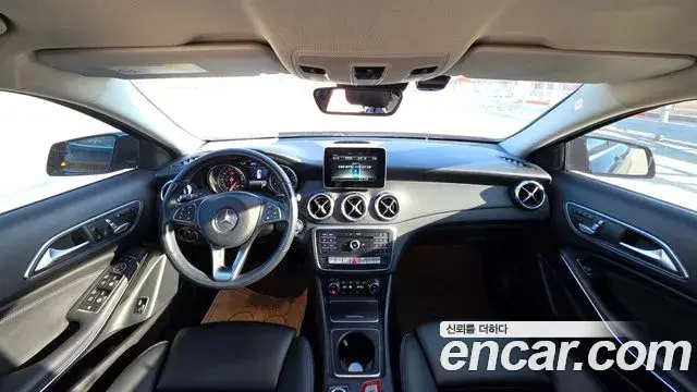 Mercedes-Benz GLA-Class 2019 — Şəkil 12/20