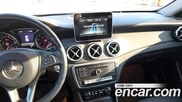 Mercedes-Benz GLA-Class 2019 — Şəkil 14/20