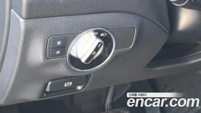 Mercedes-Benz GLA-Class 2019 — Şəkil 8/20