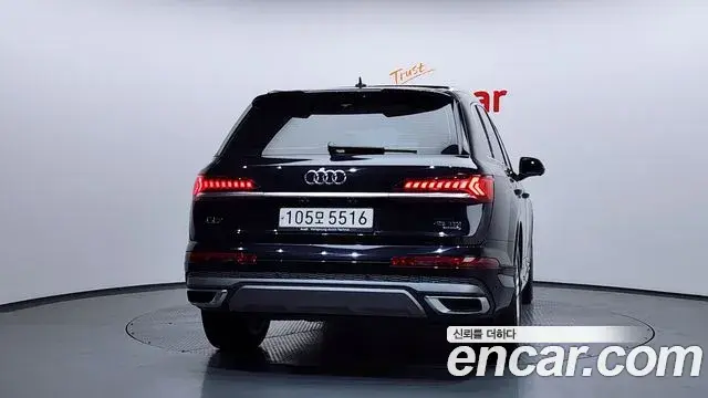 Audi Q7 2021 — Photo 8/20