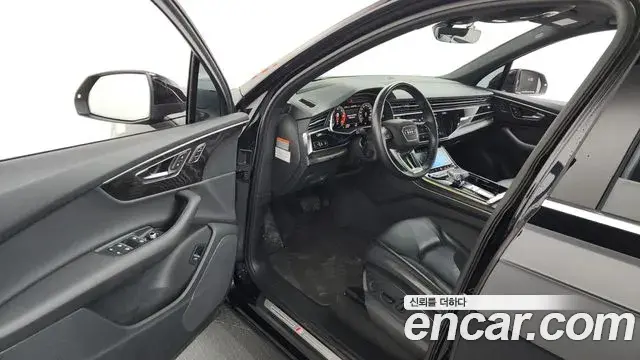 Audi Q7 2021 — Photo 1/20