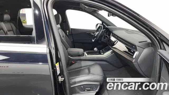Audi Q7 2021 — Photo 19/20