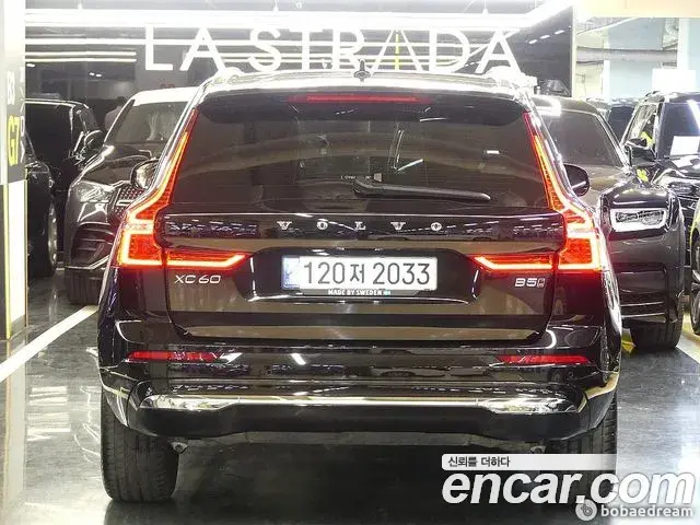 Volvo XC60 2022 — ფოტო 14/20