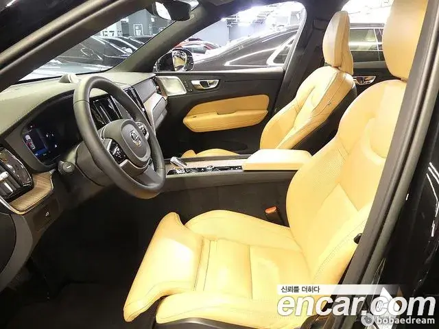 Volvo XC60 2022 — ფოტო 17/20