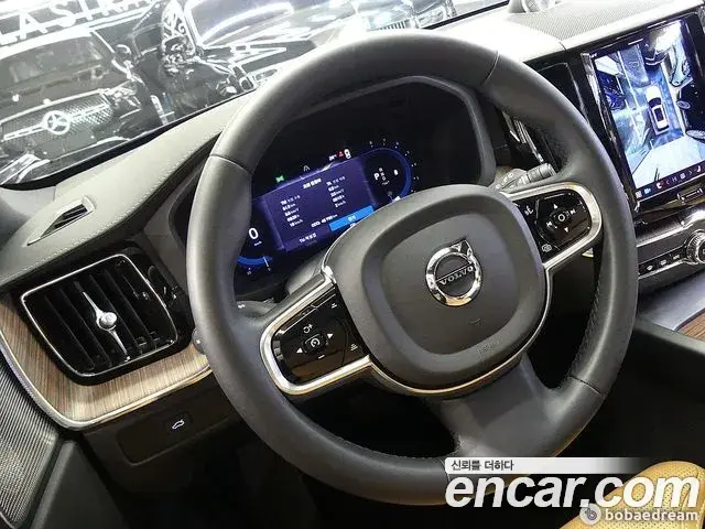 Volvo XC60 2022 — ფოტო 18/20