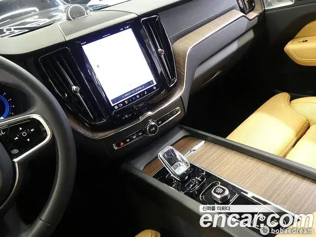 Volvo XC60 2022 — ფოტო 10/20