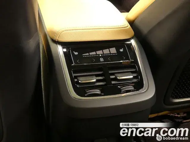 Volvo XC60 2022 — ფოტო 9/20