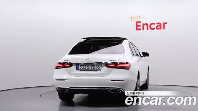 Mercedes-Benz E-Class 2021 — Photo 11/20