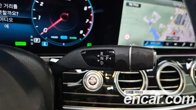 Mercedes-Benz E-Class 2021 — Photo 10/20