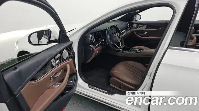 Mercedes-Benz E-Class 2021 — Photo 8/20