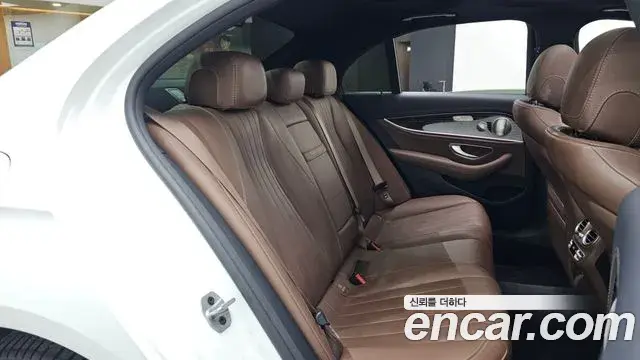 Mercedes-Benz E-Class 2021 — Photo 6/20