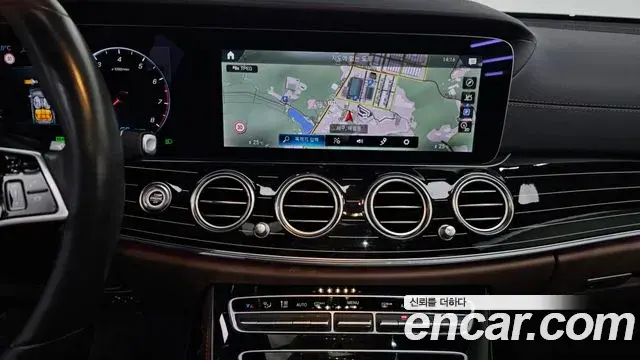 Mercedes-Benz E-Class 2021 — Photo 19/20
