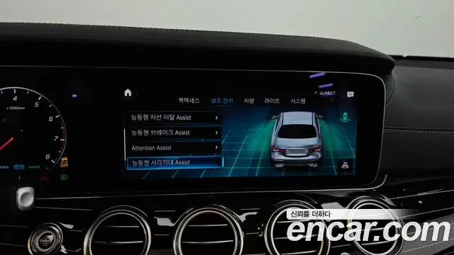 Mercedes-Benz E-Class 2021 — Photo 13/20