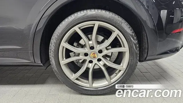 Porsche Cayenne 2021 — ფოტო 12/20