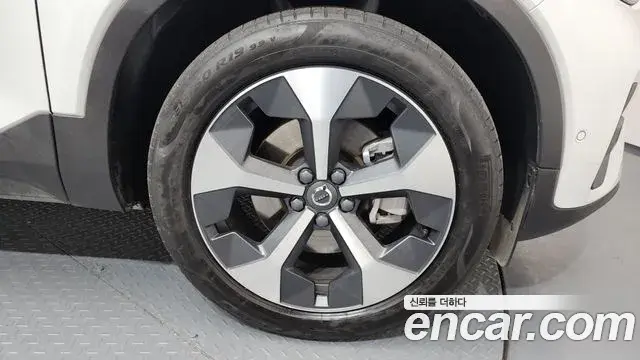 Volvo XC40 2023 — Şəkil 8/20