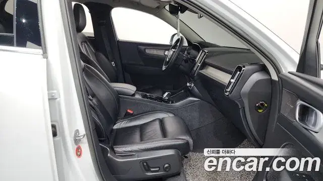 Volvo XC40 2023 — Şəkil 14/20