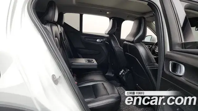 Volvo XC40 2023 — Şəkil 9/20