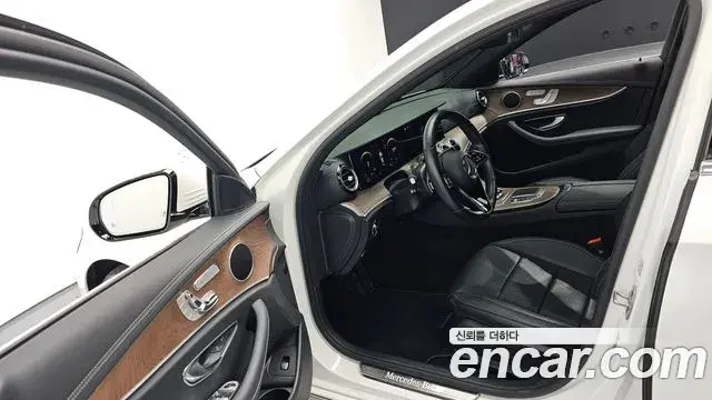Mercedes-Benz E-Class 2023 — Фото 8/20