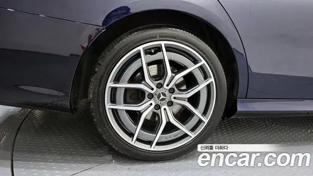 Mercedes-Benz E-Class 2020 — Photo 11/20
