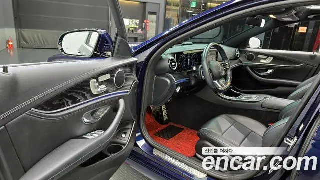 Mercedes-Benz E-Class 2020 — Photo 1/20