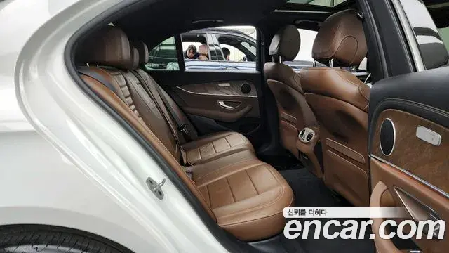 Mercedes-Benz E-Class 2020 — Şəkil 18/20