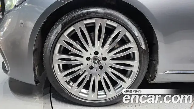 Mercedes-Benz S-Class 2019 — Photo 9/20