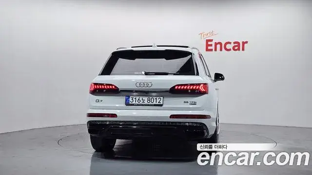 Audi Q7 2022 — Şəkil 10/20
