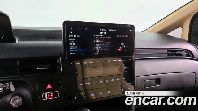 Hyundai Staria 2023 — Photo 17/20