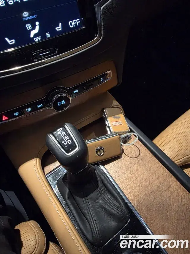 Volvo XC90 2020 — ფოტო 16/20
