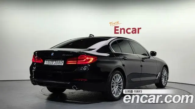 BMW 5 Series 2020 — ფოტო 8/20