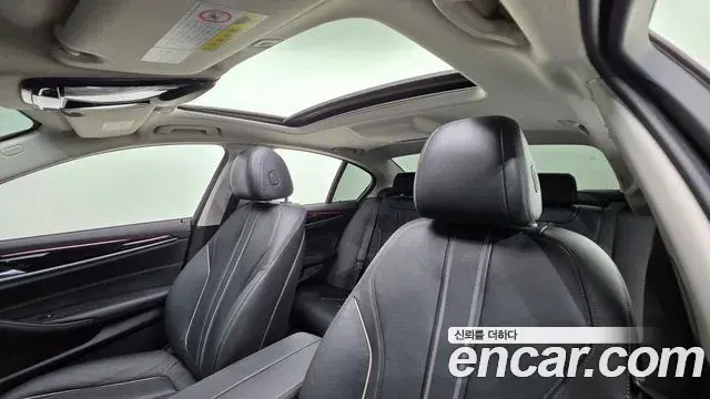 BMW 5 Series 2020 — ფოტო 15/20