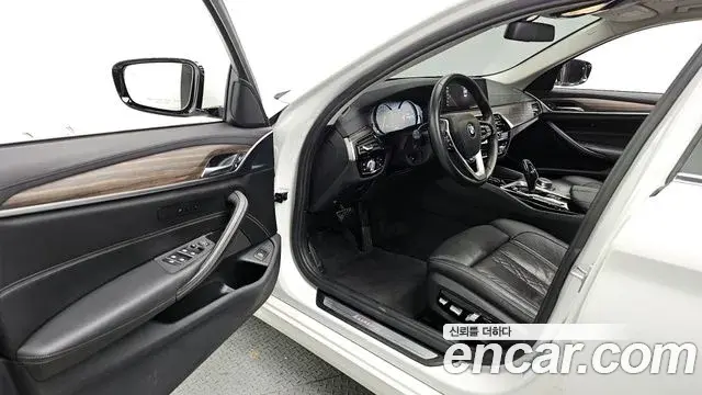 BMW 5 Series 2018 — Photo 11/20