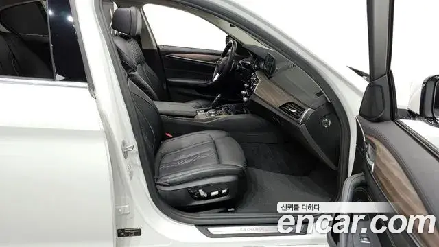 BMW 5 Series 2018 — Photo 12/20
