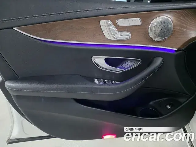 Mercedes-Benz E-Class 2020 — Photo 16/17