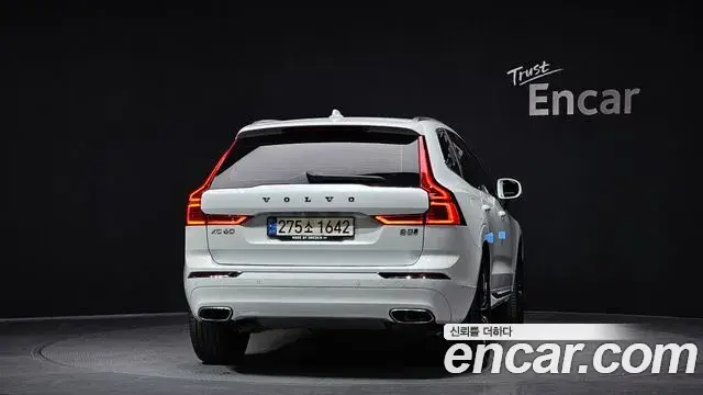Volvo XC60 2021 — Фото 4/20