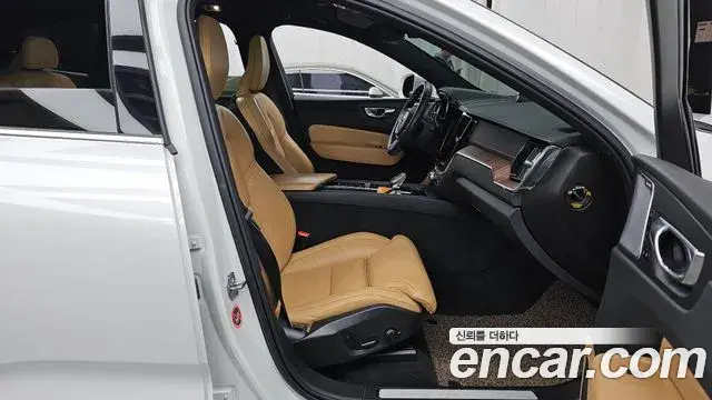 Volvo XC60 2021 — Фото 11/20