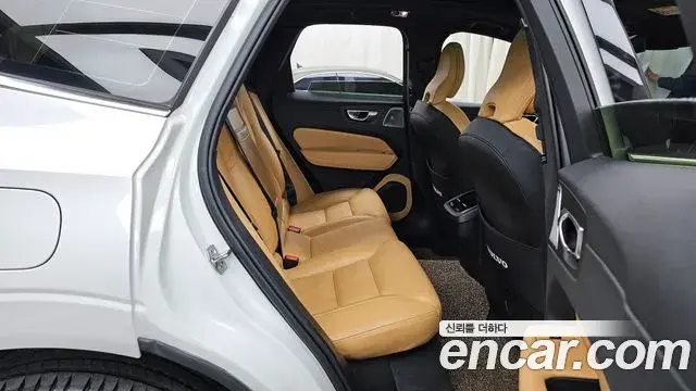 Volvo XC60 2021 — Фото 12/20