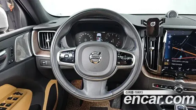 Volvo XC60 2021 — Фото 13/20