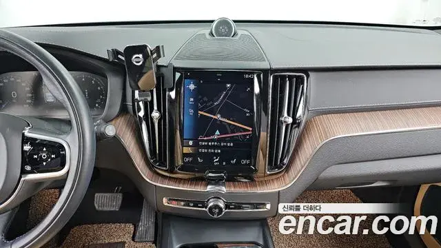 Volvo XC60 2021 — Фото 14/20