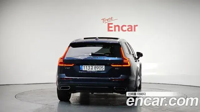Volvo V60 Cross Country 2021 — ფოტო 8/21