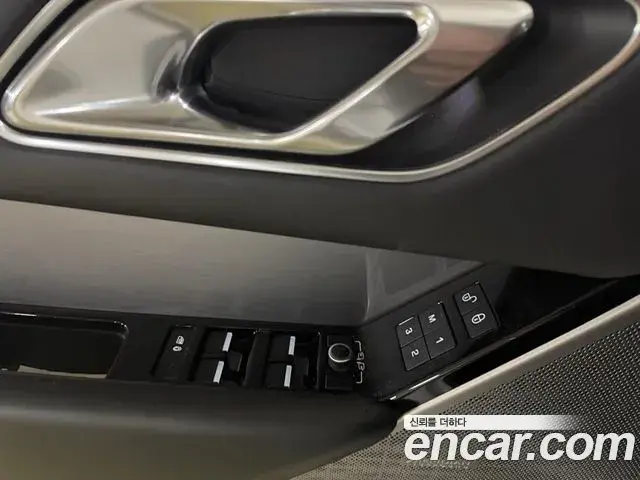 Land Rover Range Rover Velar 2018 — Photo 9/20