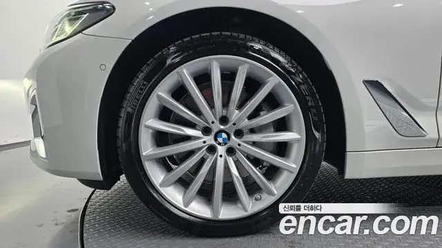 BMW 5 Series 2023 — ფოტო 16/20
