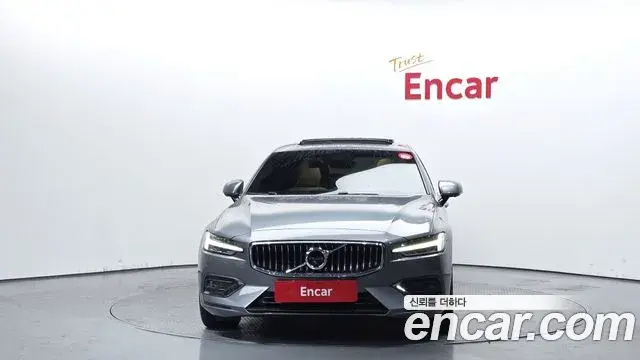 Volvo S60 2019 — ფოტო 1/20